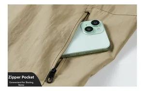 Detailansicht der praktischen Reißverschlusstasche an dieser stylischen Khaki-Herrenjacke