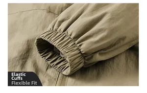 Detailansicht der elastischen Bündchen an einer khakifarbenen Outdoorjacke mit Stretchstoff