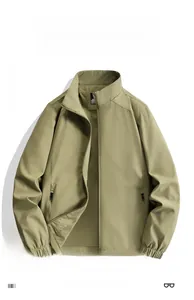 Detail der Softshelljacke mit Stehkragen und vertikalen Reißverschlusstaschen an der Brust