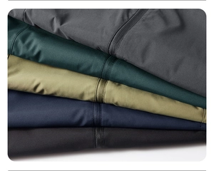 Detailansicht von fünf Outdoor-Softshelljacken in Grau, Grün, Marineblau und Schwarzfarben
