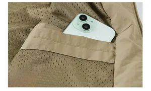 Nahaufnahme der Outdoor-Jacke mit atmungsaktivem Netzfutter und sicherer Innentasche