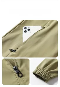 Detail der Softshelljacke mit Reißverschlusstasche, elastischen Bündchen und Textur