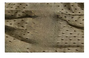 Detail der Outdoor-Jacke mit atmungsaktivem Netzfutter und Nylon-Materialetikett