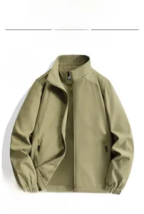 Detailansicht der khakifarbenen Softshelljacke mit Stehkragen und sicheren Reißverschlusstaschen