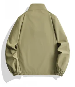 Flachliegende olivgrüne Herren-Softshelljacke mit Stehkragen und winddichten elastischen Bündchen