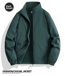 Detailansicht der dunkelgrünen Jacke mit Netzfutter und Stehkragen-Design
