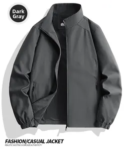 Detail der Softshell-Jacke mit Stehkragen, dunkelgrauem Stoff und Netzfutter