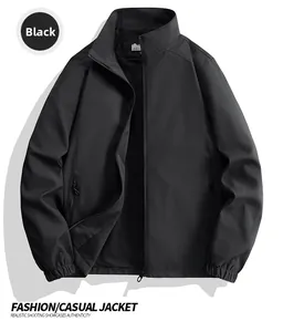 Detail einer schwarzen Herren-Softshelljacke mit Stehkragen und Reißverschlusstaschen-Design