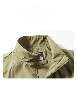 Details des Stehkragens mit atmungsaktivem Netzfutter und Schulterdruck dieser Herrenjacke