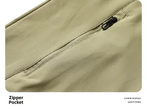Makrodetail der Reißverschlusstasche an einer olivgrünen Outdoor Softshelljacke