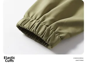 Detailaufnahme der olivgrünen elastischen Ärmelbündchen an einer schmalen Outdoor-Jacke