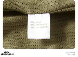 Detail der Softshell-Jacke in Olivgrün mit 100% Polyester-Etikett und Netzgewebe