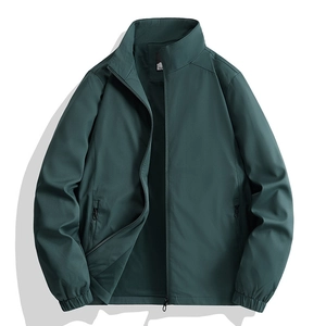 Dunkelgrüne Herren-Outdoor-Softshelljacke mit Stehkragen und winddichtem Material
