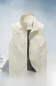 Detail des atmungsaktiven schwarzen Wabennetzfutter an einer Outdoor-Weste