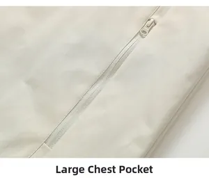 Detail einer hellbeigen Weste mit großer Brusttasche und geprägtem SBS-Reißverschluss