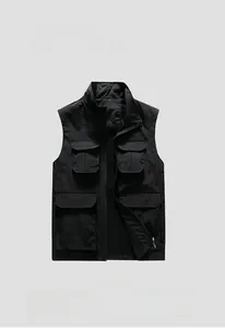 Detail der schwarzen Multi-Pocket-Arbeitsweste aus Taslan-Stoff mit Reißverschluss und Stehkragen