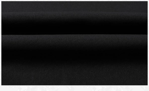 Gros plan sur le tissu textile noir respirant avec une texture fine et un drapé lisse