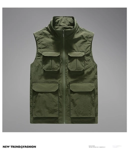 Detail der dunkelgrünen Outdoor-Weste mit Stehkragen und funktionellen Multi-Taschen