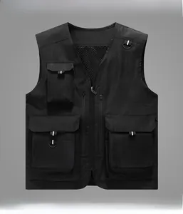 Détail de gilet tactique noir avec multiples poches à rabat et doublure respirante
