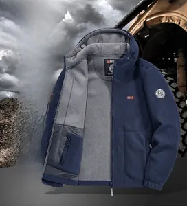 Dettaglio della fodera in pile grigio spesso e cerniera della giacca outdoor blu