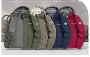 Dettaglio delle giacche in pile con cappuccio nei colori verde, kaki, blu e rosso