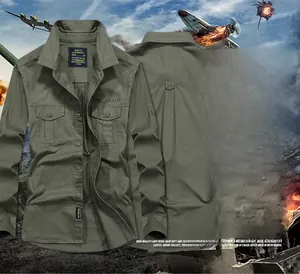 Detailansicht des Baumwoll-Militärhemdes mit Cargo-Taschen und Offroad-Aufdruck