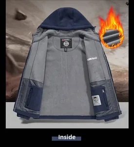 Dettaglio della giacca blu navy con cappuccio, calda fodera in pile grigio e tasche interne