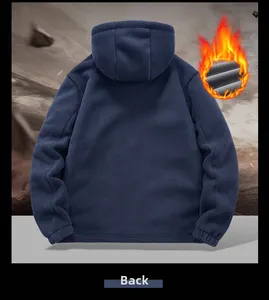 Dettaglio del retro della giacca in pile blu navy che mostra il tessuto termico spesso