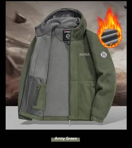 Dettaglio della giacca in pile verde militare con fodera termica grigia e logo outdoor