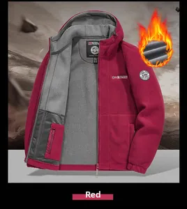 Dettaglio giacca in pile rossa con cappuccio, fodera termica grigia e logo outdoor
