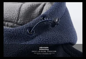 Dettaglio del cappuccio in pile blu con fodera grigia spessa e coulisse regolabile