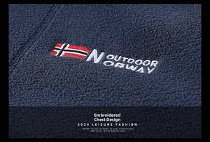 Dettaglio del ricamo ad alta densità con bandiera norvegese su giacca in pile blu navy