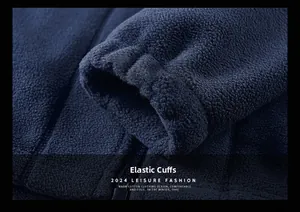 Dettaglio della giacca in pile blu navy con polsini elastici e trama calda
