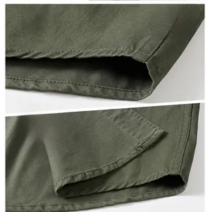 Detailansicht des Armeegrünen Baumwollhemd-Saums mit Twill-Textur und gleichmäßiger Naht