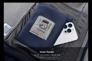 Dettaglio della tasca interna in pile con zip ed etichetta outdoor su fodera a rete grigia