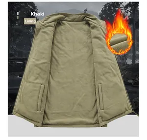 Detailansicht des khakifarbenen Fleecefutter-Innenfutters mit warmem Stoff und Taschen