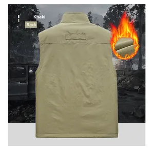 Detail der khakifarbenen Outdoor-Weste mit Rückendesign, dickem Fleecefutter und Wärme