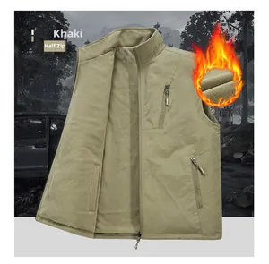 Detailansicht der khakifarbenen Herren-Thermo-Weste mit Fleece-Futter und Taschen
