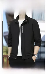 Dettaglio giacca casual nera con collo alto, logo TKOUO OUTDOOR e chiusura a zip metallica