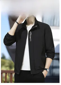 Dettaglio del colletto antivento e logo del marchio su giacca casual nera da uomo esterna