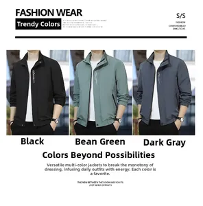 Tre giacche casual da uomo con colletto in nero, verde e grigio con dettaglio del logo