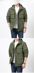 Dettaglio della giacca tattica verde militare con cappuccio e tasche multiple