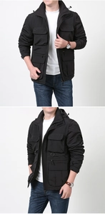 Dettaglio giacca outdoor nera con tasche tattiche a patta e polsini regolabili in velcro