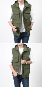 Dettaglio del gilet cargo verde militare con design multitasche e cappuccio rimovibile
