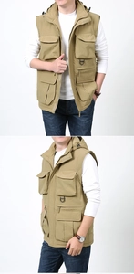 Dettaglio di gilet tattico kaki con tasche multiple multiuso e attacchi con anello a D