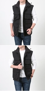 Dettaglio del gilet utility nero con tasche multiple funzionali e gancio ad anello a D