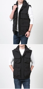 Dettaglio del gilet tattico nero con tasche cargo multiple e ganci ad anello a D