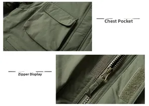 Dettaglio delle tasche cargo sul petto e della zip in metallo sulla giacca verde outdoor