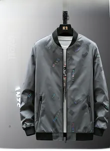 Détail de la veste bomber grise avec imprimé lettres et finitions côtelées au bas