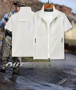 Gilet de pêche extérieur avec plusieurs poches et col montant dans un paysage de rivière